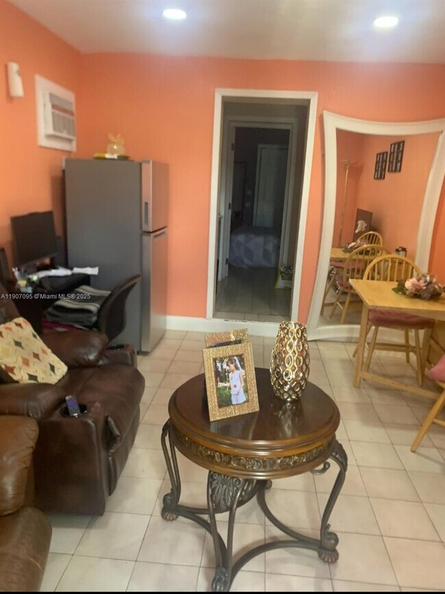 Building Photo - 570 W 46th Pl