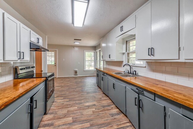 Building Photo - 104 N Pecan St