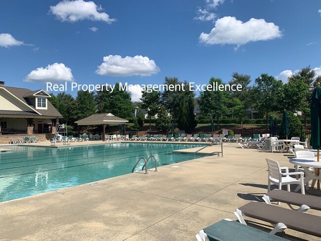 Building Photo - Gorgeous End-Unit TH In Desired Cary Location, Apply Now!