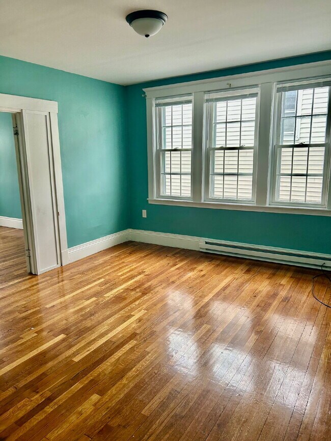 Building Photo - Available Now! Cozy and Modern 4 bed 1 bath unit on Congress Avenue