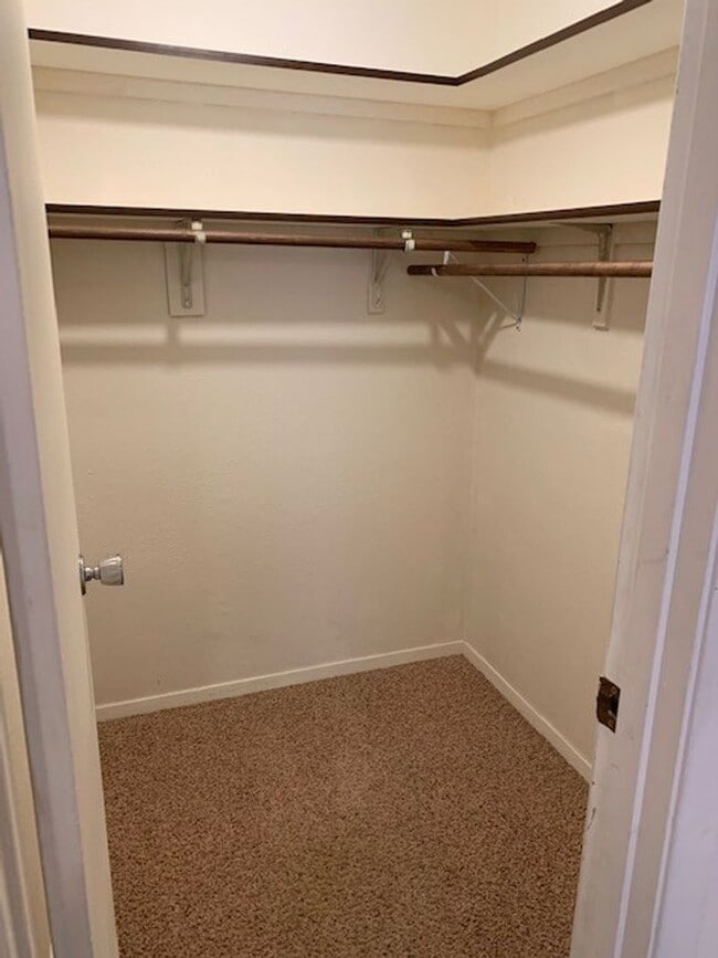 Building Photo - Cute 1 Bedroom, 1 Bathroom Apartment