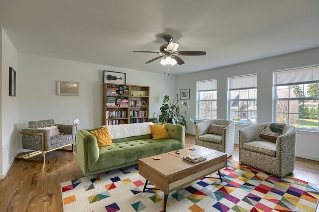 Building Photo - Newer build 2,000 sq ft 3/BR 2.5 bath luxury townhome FULLY FURNISHED