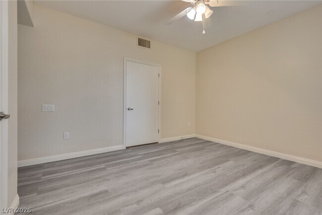 Building Photo - 6868 Sky Pointe Dr