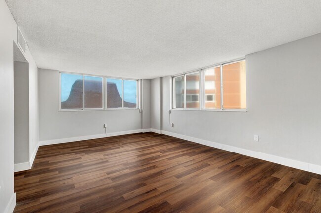 Building Photo - Spacious 2-Bedroom Waterfront Condo in Redington Shores – Long-Term Rental!