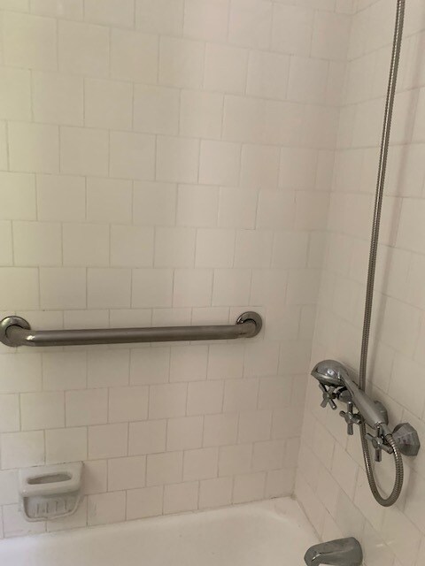 SHOWER AND TUB IN ONE - 336 N Palm Dr
