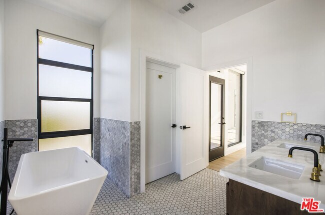 Building Photo - 2651 Vineyard Ave