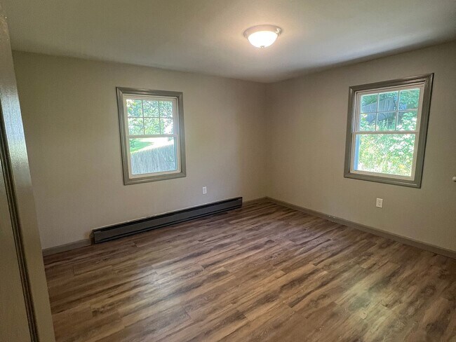 Building Photo - 72 Oak St