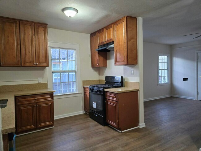 Building Photo - 916 W 59th Pl