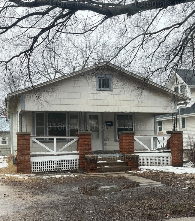 Building Photo - $875 - 2 bed 1 bath - Single Family Home