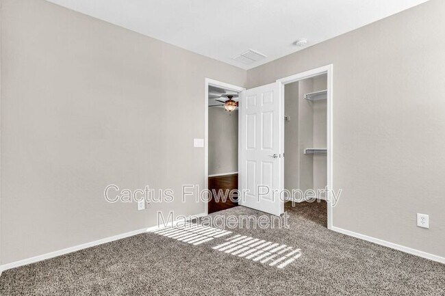 Building Photo - 2544 E Vermont Dr