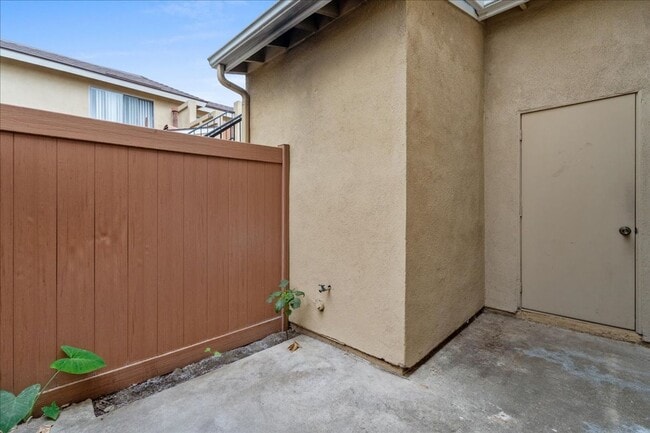 Building Photo - Upgraded 2-Bedroom Townhome with Private G...