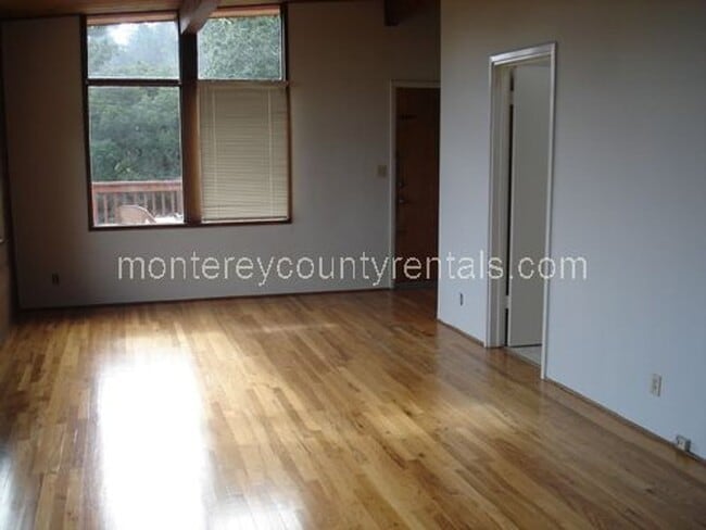 Building Photo - Enjoy this great home with dramatic bay views
