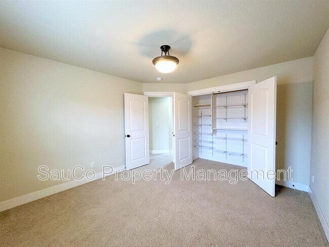 Building Photo - 727 NE 65th Ct