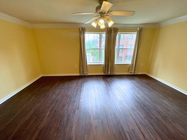 Building Photo - Beautiful 2BR, 2.5BA Townhouse Style Condo Near Old Town Alexandria