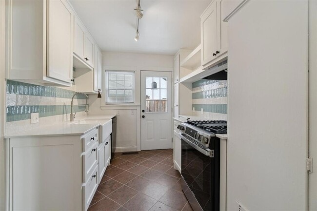 Building Photo - 1905 N Brauer Ave