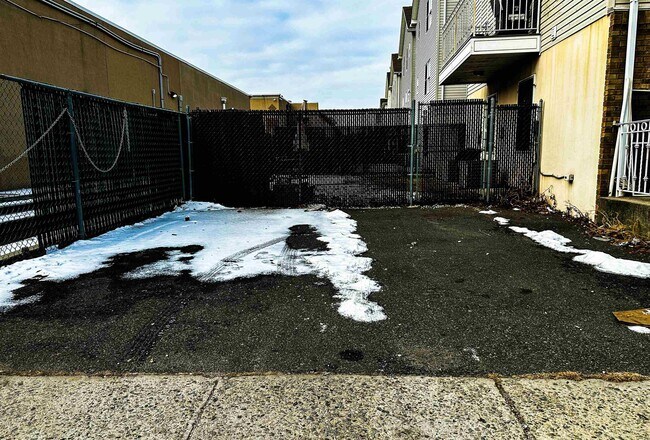 Building Photo - 171 Clifford St