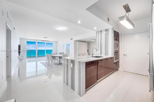 Building Photo - 3951 S Ocean Dr