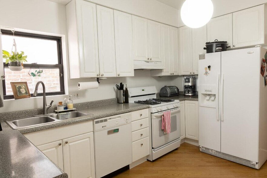Kitchen - 2652 W Superior St