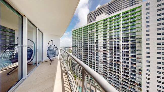 Building Photo - 1750 N Bayshore Dr