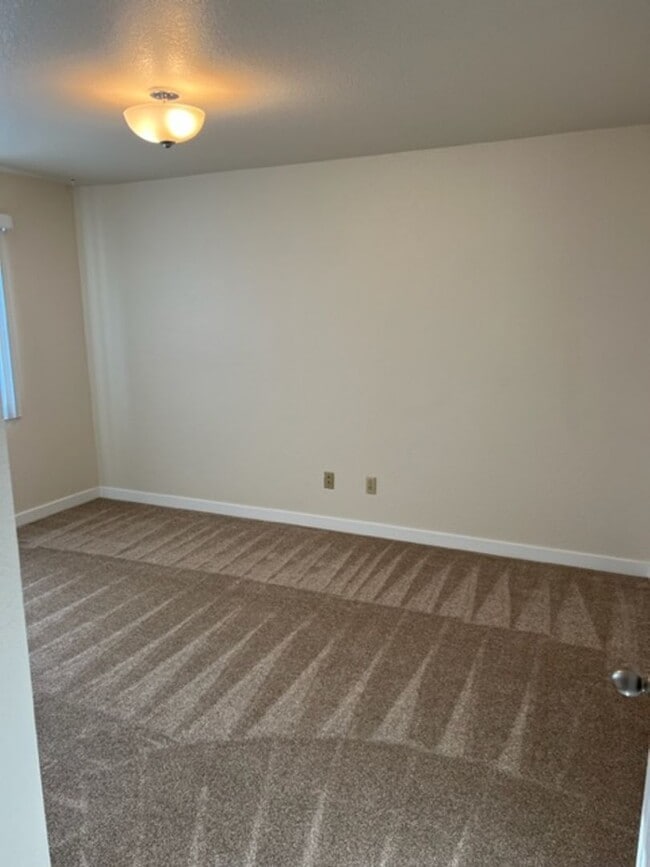 Building Photo - 2 Bedroom Condo!