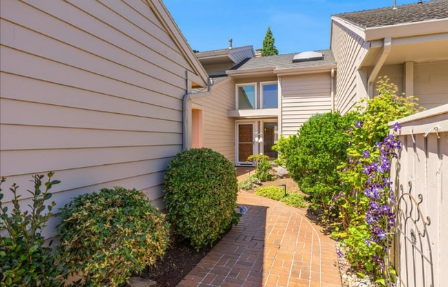 Building Photo - Prime Charbonneau Golf Community Location! 2 Bed, 2.5 Bath + Den, A/C, Washer/Dryer and Garage