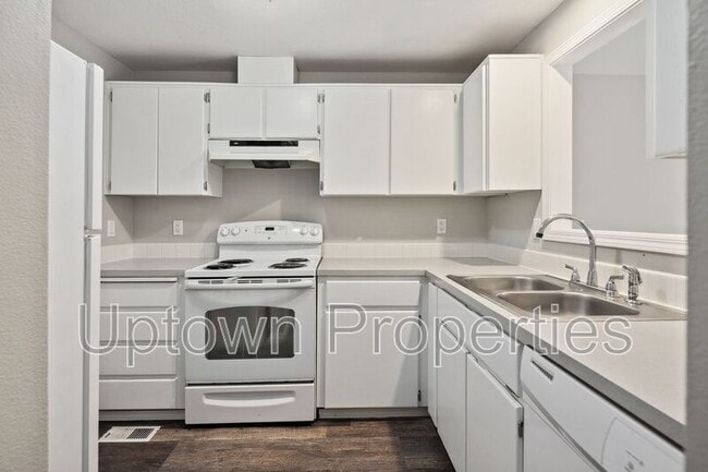 Building Photo - 6133-6135 SE Frances St.