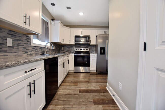 Building Photo - Pet Friendly Four Bedroom!