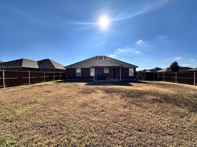 Building Photo - Newer 3 Bedroom off I-240- Move in Deposit-Free! (If Qualified)