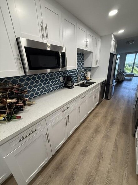 Building Photo - 250 Jacaranda Dr