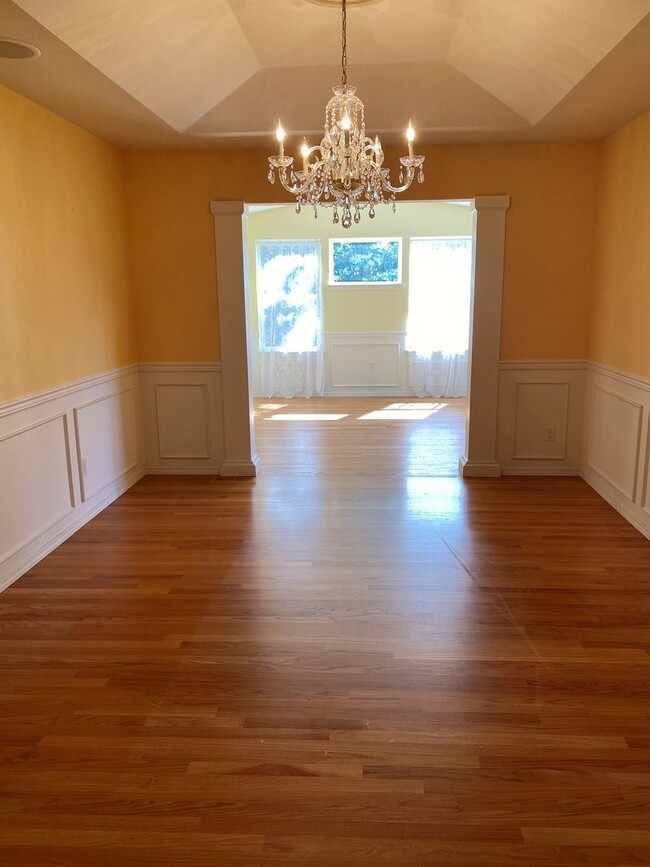 Building Photo - UNIQUE RAMBLER with views in Dockside at Kitsap Lake!