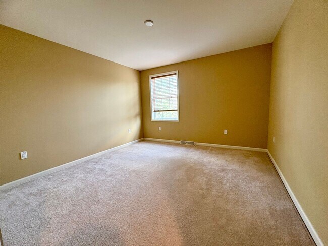 Building Photo - 3 bedroom 2.5 bathroom Townhome in Mount Joy!