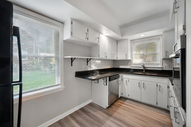 Building Photo - 3405 Hillvale Rd