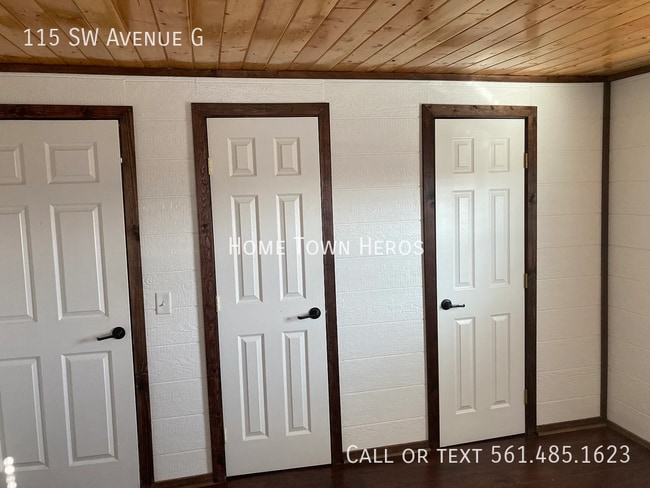 Building Photo - 115 SW Ave G