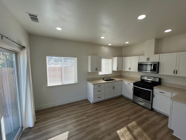 Building Photo - 449 Tognazzini Ave