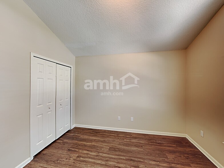 Building Photo - 805 Putters Green Way N