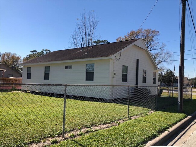 Building Photo - 5716 Robertson St