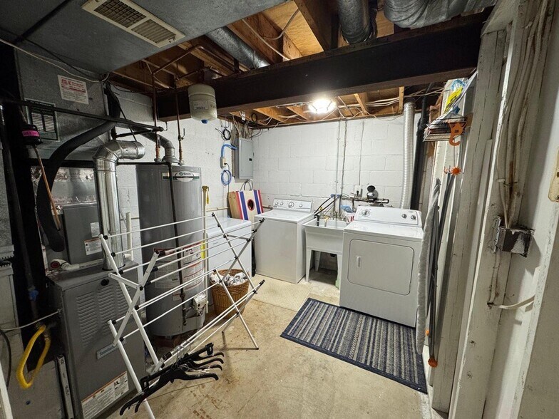 Building Photo - 307 Brookside Ln