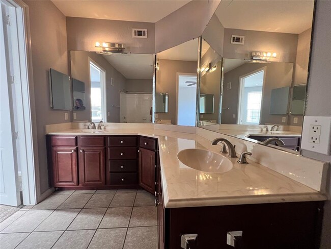 Building Photo - 7575 Kirby Dr