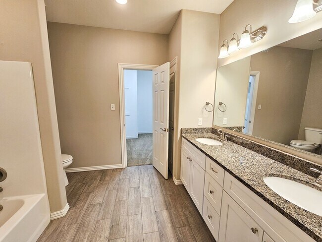 Building Photo - Beautiful 3 Bed/2.5 Bath Townhome in Chaff...