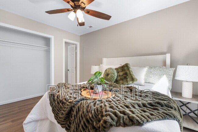 Building Photo - 1147 Inverness Dr