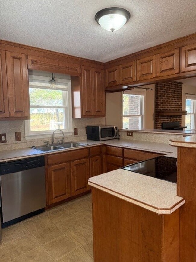 Building Photo - 3 Bedroom/2 Bathroom - Close to SJAFB, Shopping, Restaurants!