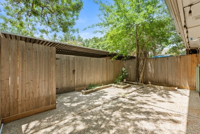 Building Photo - Stylish & Renovated Townhome in Prime West...