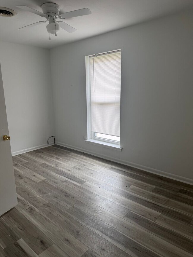 Building Photo - Affordable Town home