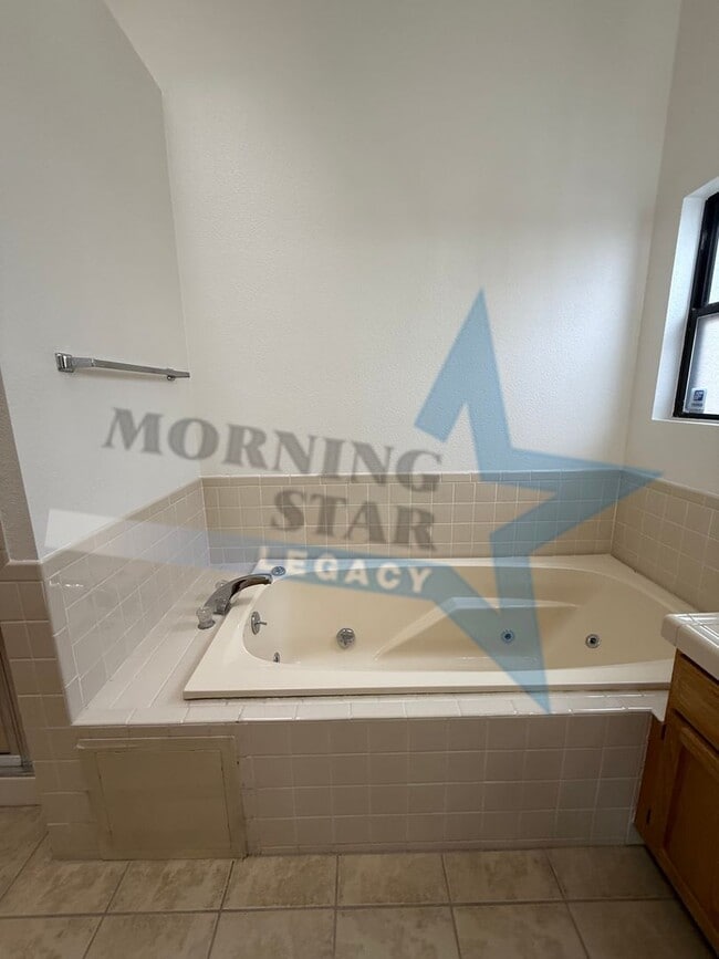 Building Photo - Move-in Special! Charming Home with Mountain Views!