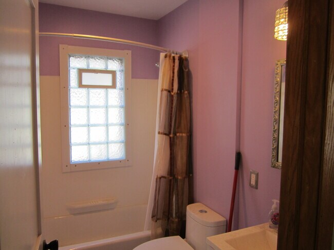 Lower level bathroom with tub/shower - 3622 Humboldt Ave N