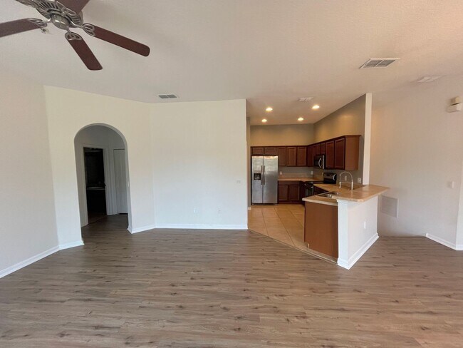 Building Photo - 6410 S Goldenrod Rd