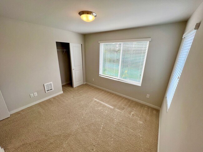 Building Photo - Exceptional 4 Bed 3 Bath Townhome on corner lot. One months rent free!!