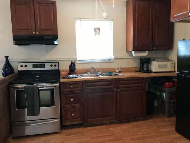 Building Photo - Lakefront Living with Stunning Views