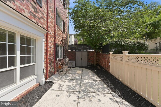 Building Photo - 1329 N Van Dorn St