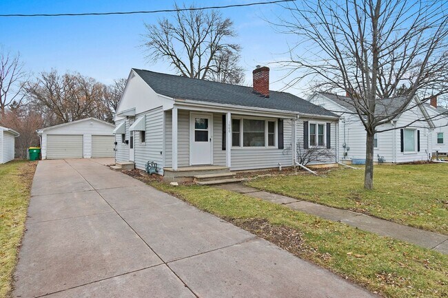 Building Photo - Flexible Furnished 2 BR 1 BA w/ garage and...
